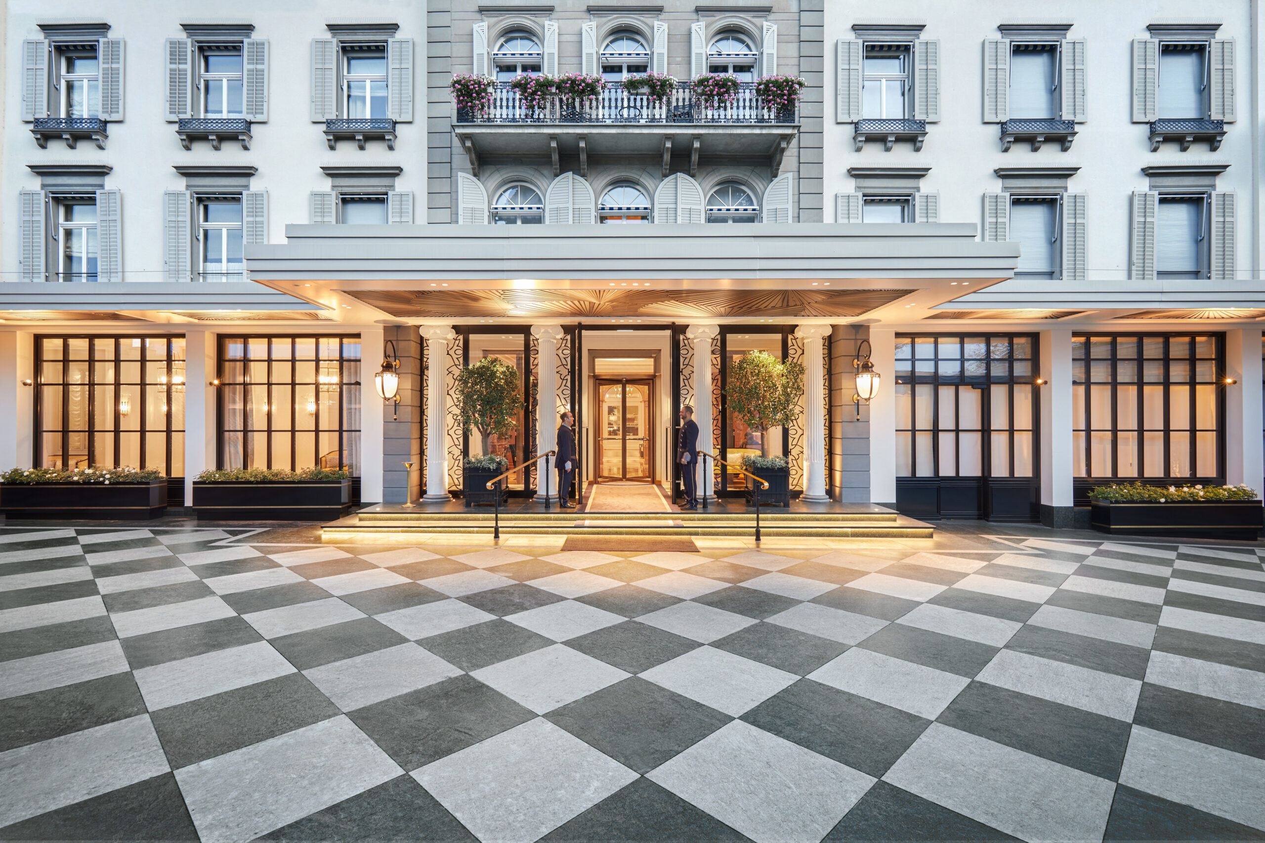 Baur au Lac Hotel Entrance 1 scaled - Steinmetz in Niederösterreich / Traiskirchen - Bamberger-Pietre